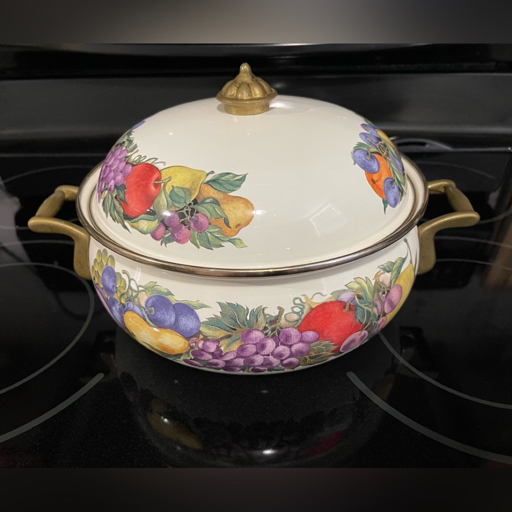 Vintage Cornucopia Dutch Oven
Enamel Pot Brass Handles With Lid 2.5 Qt